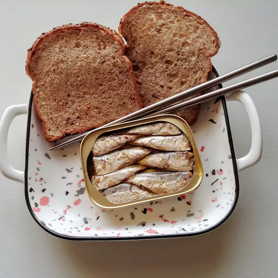 Sardines with slices of wholemeal toast