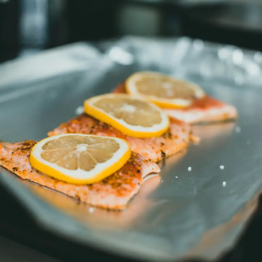 Salmon fillets roasted with lemon slices
