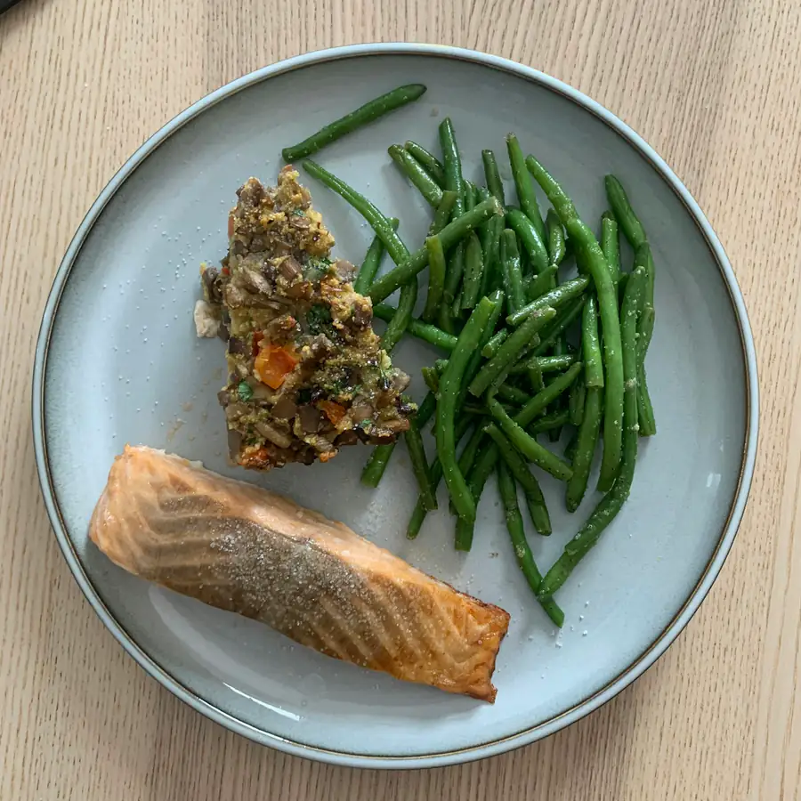 Plate of salmon fillet with green beans