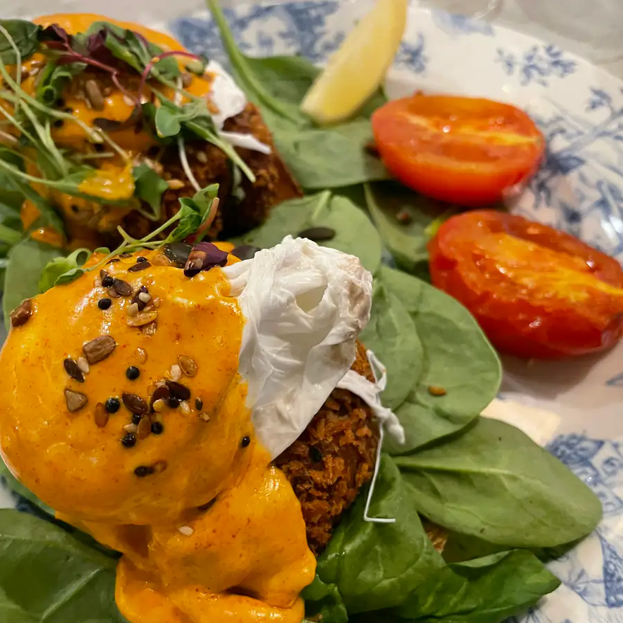 Soft eggs with spinach, herbs and tomato