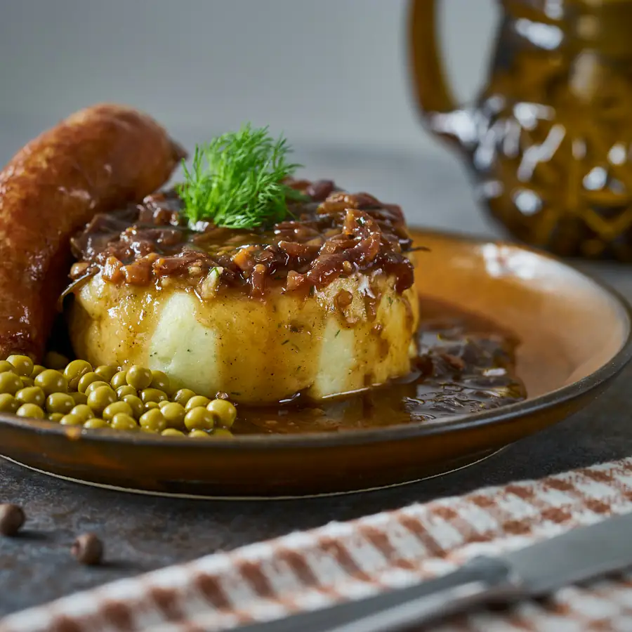 Mash with sausage, gravy and peas
