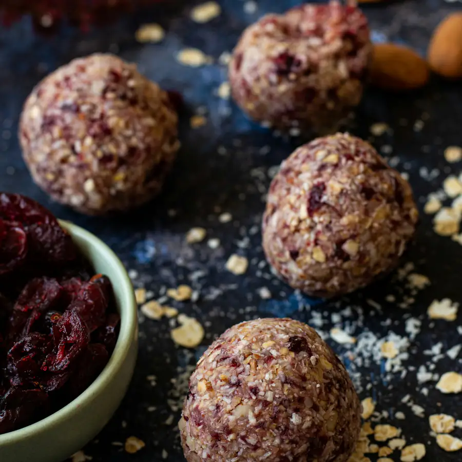 Oat energy balls with dried fruit
