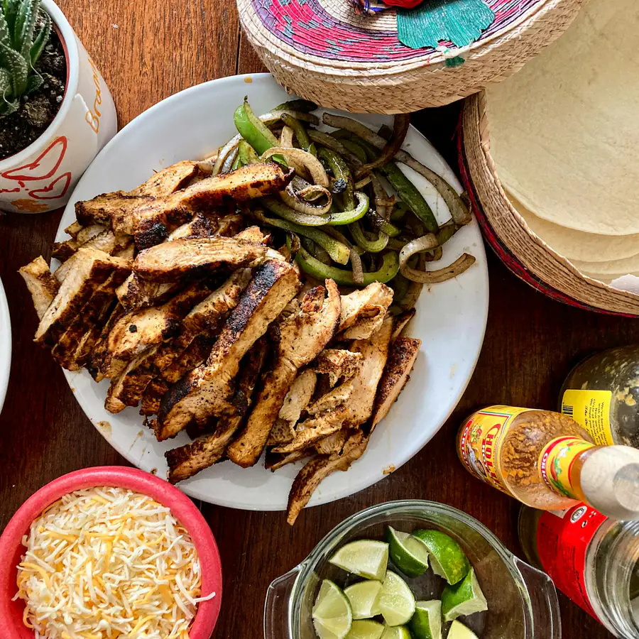 Chicken fajitas with peppers and tortillas