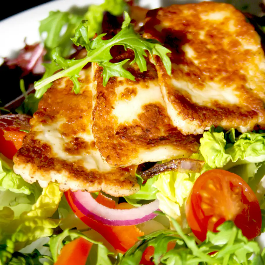 Grilled halloumi with salad and peppers
