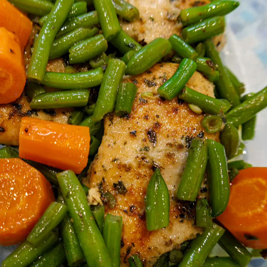 Seasoned chicken fillet with green beans and carrot chunks